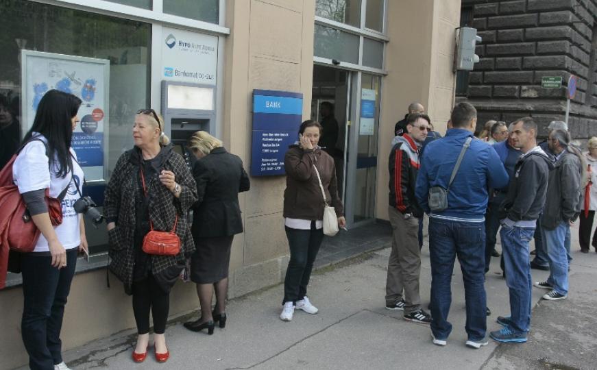 Sarajevo: Članovi Udruženja 'Švicarac' blokirali banku u Titovoj (FOTO)